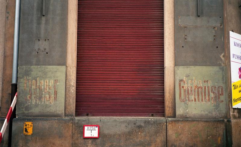 Dresden-Friedrichstadt, Wachsbleichstr. 51, 27.6.1995.jpg - Obst - Gemüse (in Rot), darunter: Einlegesohlen - Schnürschuhe (in Weiß)